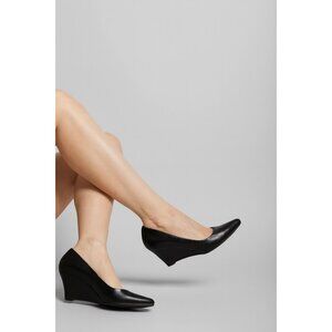 Nine West Size 8 Womens Business Casual Black Leather Upper Wedge Heel Shoes